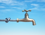 Wasserhahn mit Knoten in der Leitung